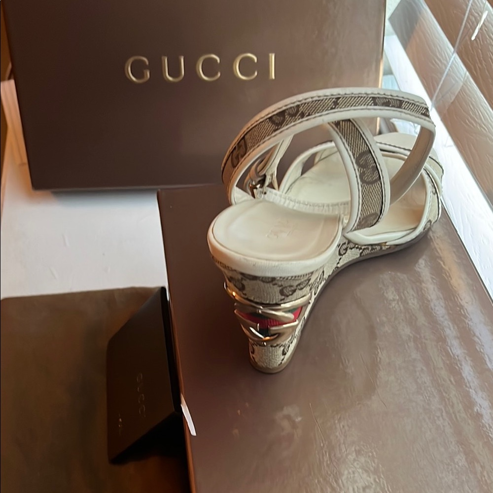 Gucci White Wedge Sandals with Strappy Design - Picture 3 of 3
